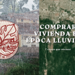 Guía sobre qué revisar al comprar vivienda en época lluviosa, mostrando casas en una ladera bajo la lluvia y una vista satelital de zonas urbanas y boscosas.