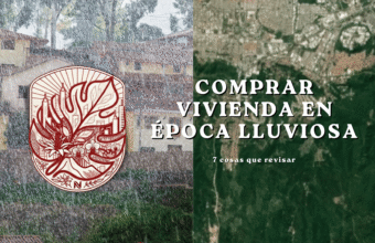 Guía sobre qué revisar al comprar vivienda en época lluviosa, mostrando casas en una ladera bajo la lluvia y una vista satelital de zonas urbanas y boscosas.
