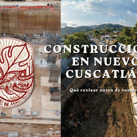 Guía sobre qué revisar antes de comprar en los nuevos proyectos de construcción en Nuevo Cuscatlán, contrastando una obra de cimientos profundos con la limpieza de un terreno boscoso.