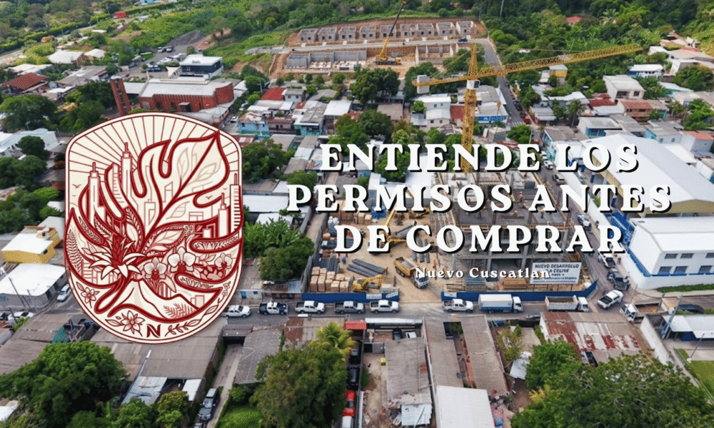 Gráfico de Ciudad Sostenible instando a entender los permisos de construcción antes de comprar propiedades en Nuevo Cuscatlán, ilustrado con una vista aérea de un gran desarrollo inmobiliario en curso dentro de una zona residencial.