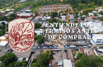 Gráfico de Ciudad Sostenible instando a entender los permisos de construcción antes de comprar propiedades en Nuevo Cuscatlán, ilustrado con una vista aérea de un gran desarrollo inmobiliario en curso dentro de una zona residencial.