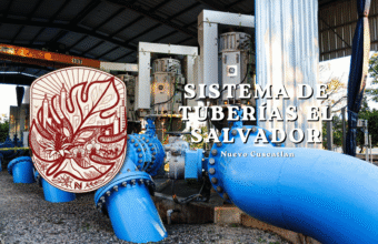 Gráfico de la campaña Ciudad Sostenible mostrando la infraestructura industrial del sistema de tuberías y abastecimiento de agua en Nuevo Cuscatlán, El Salvador, destacando grandes motores y conductos azules.