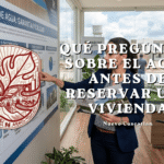 Que el proyecto tenga agua hoy no responde la pregunta que realmente importa Una mujer y un asesor revisando un panel informativo sobre el suministro de agua, con un texto superpuesto que dice "Qué preguntar sobre el agua antes de reservar una vivienda" en Nuevo Cuscatlán.